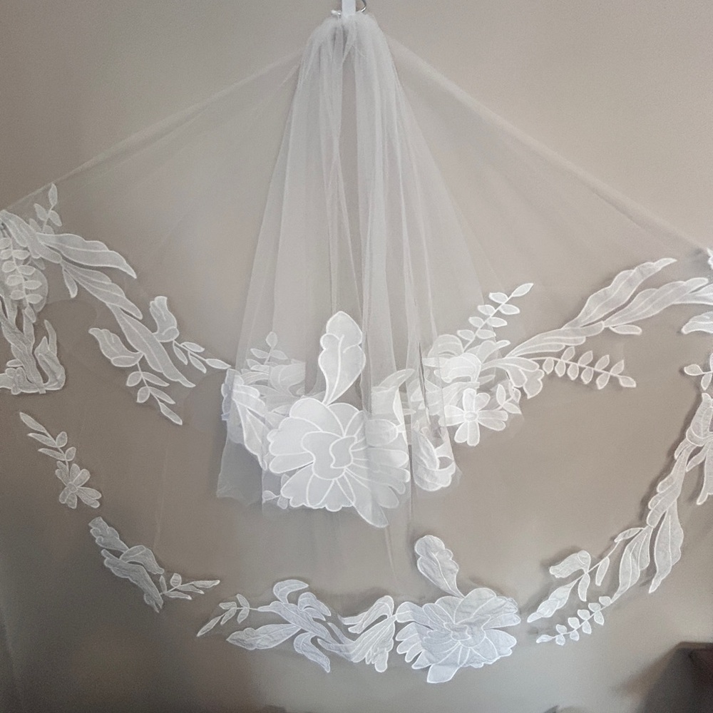 Elegant White Floral Veil